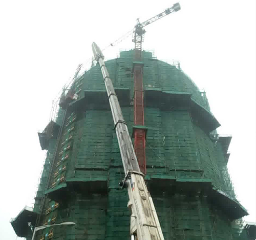 肃北吊车在工地上作业
